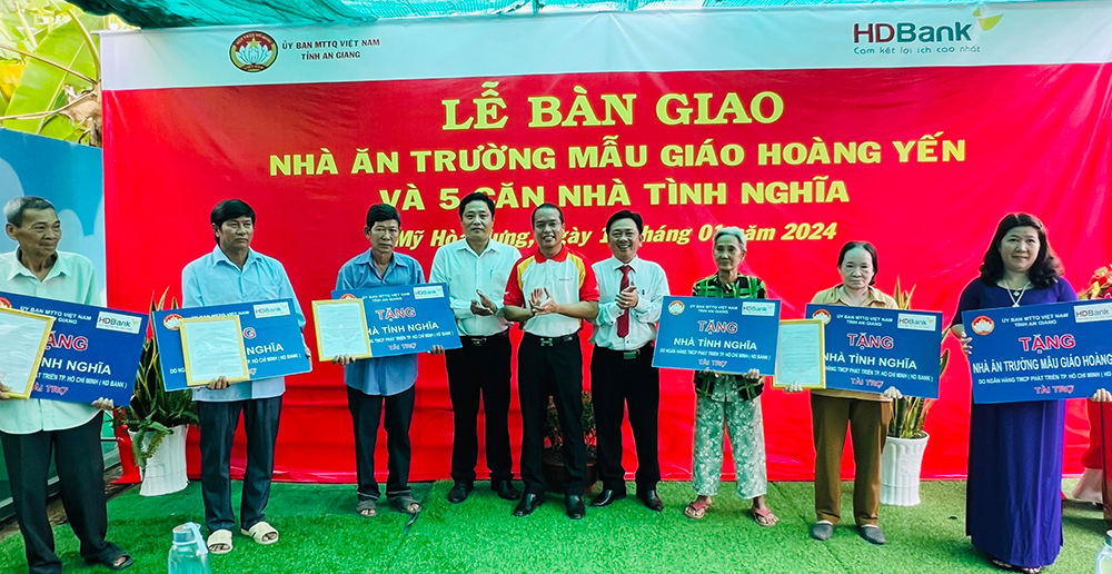 UBND xã Mỹ Hòa Hưng và đơn vị tài trợ trao quyết định nhà và bảng tượng trưng cho 5 hộ gia đình