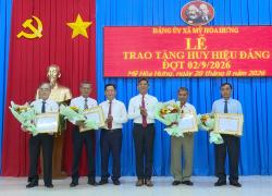 trao huy hieu dang